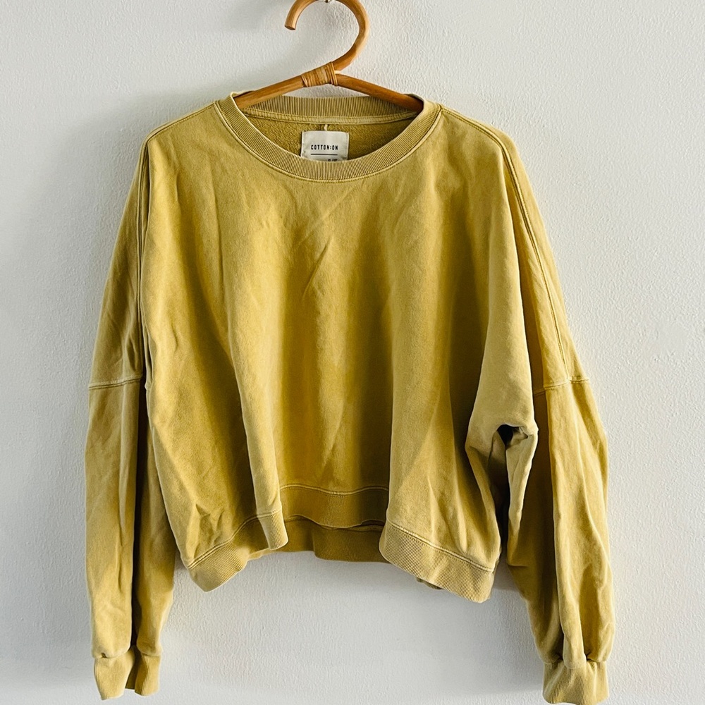 Yellow cotton Long sleeve sweater.